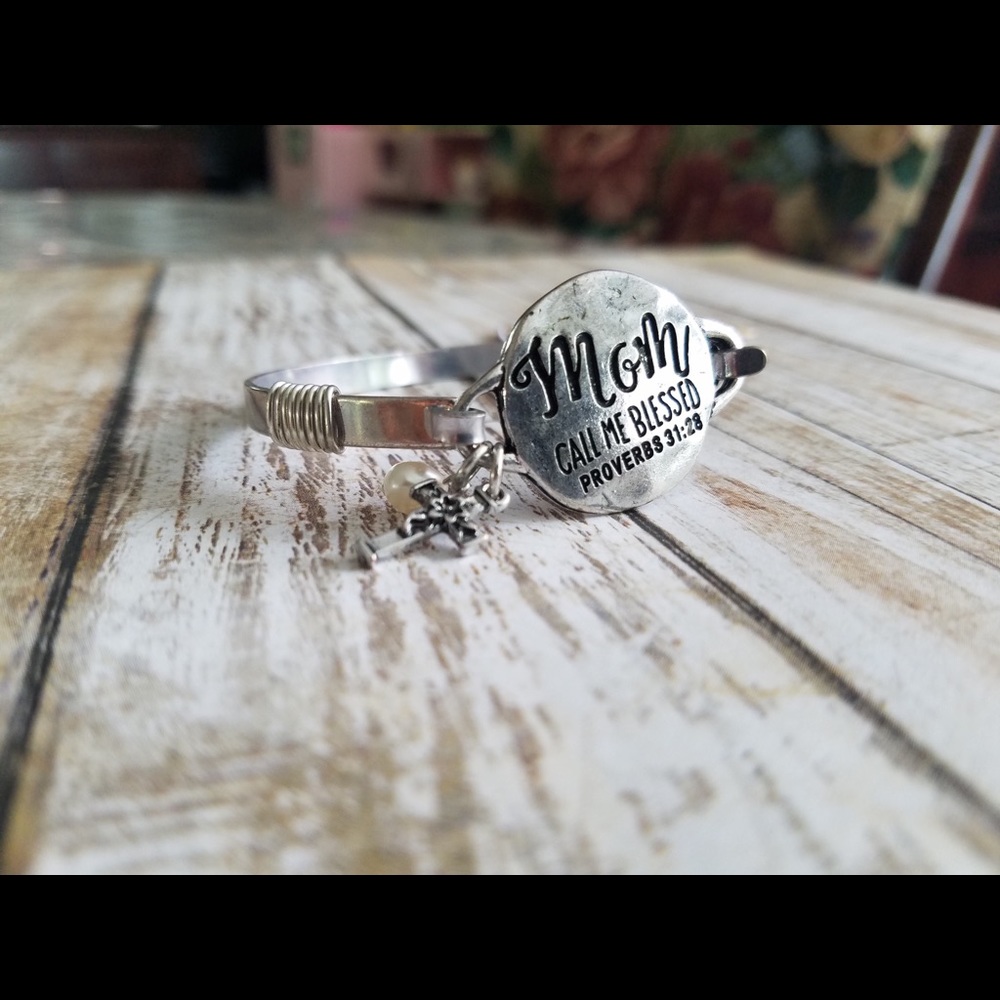 ⭐️3/$25⭐️ “MOM” call me blessed bracelet - Picture 3 of 7